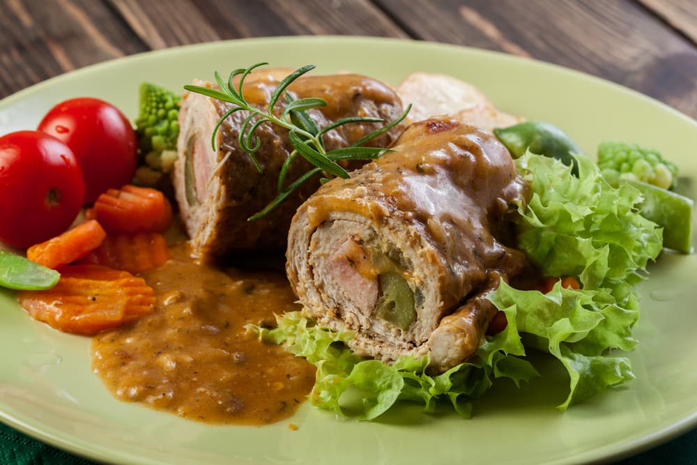 En proteína sugiere alejarse de las grasas saturadas, por ejemplo en el puerco trata de usar los cortes más magros. Esos son pequeños detalles que puedes cuidar en tu cocina y puedes ir adoptando en tu dieta.