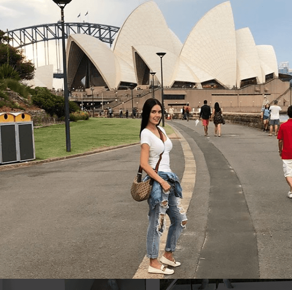 Una vez más los ripped jeans son el elemento clave en el estilo de Marlene y ahora los acompaña con una chamarra de mezclilla atada a la cintura, playara blanca y mocasines.
