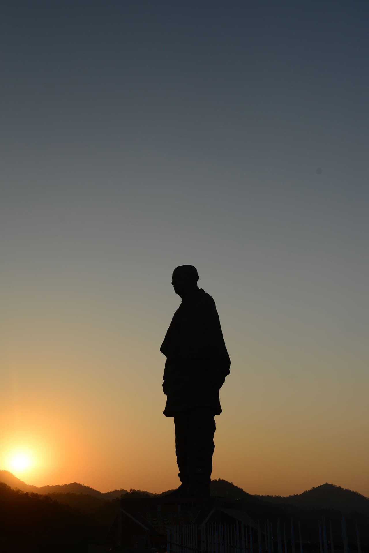 La enorme escultura ubicada en Sardar Sarovar Dam, al oeste del estado de Gujarat,
<b>fue creada para conmemorar al abogado, político y líder independentista Sardar Vallabhbhai Patel quien murió en 1950.</b> Pated es considerado por muchos en el país como uno de los padres fundadores de la Patria.