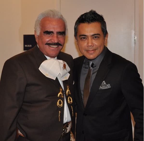 Raul Brindis dirige un mensaje a Vicente Fernández