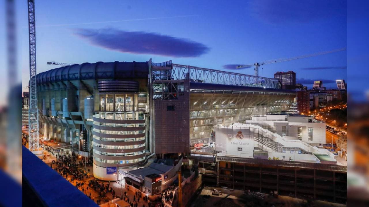 La obras en el Santiago Bernabéu continúan sin descanso durante la cuarentena. Destaca el desmontaje de la cubierta del estadio. En el fondo norte se ha desmontado toda la estructura metálica y se está desmontando sector a sector la cubierta rígida de la que ya prácticamente no queda nada.