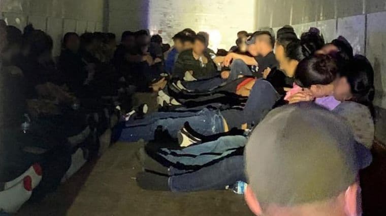 Cientos de migrantes han sido encontrados en contenedores de carga en los últimos meses.