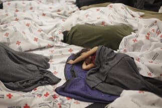 Un juez de Texas defiende albergar a niños migrantes detenidos en la frontera