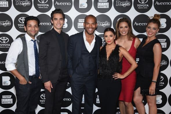Eva Longoria, Amaury Nolasco y el elenco de su nuevo programa.