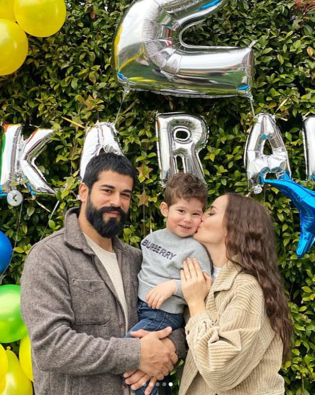 Por su parte, la actriz también le dedicó unas palabras a su primogénito: "Que tengamos 
<a href="https://www.univision.com/famosos/el-hijo-de-burak-ozcivit-protagonista-de-amor-eterno-celebra-su-primer-cumpleanos-y-su-mama-comparte-tierna-imagen-fotos">años llenos de alegría</a>, siempre riendo, abrazándonos fuerte. Feliz cumpleaños mi querido hijo".
<br>