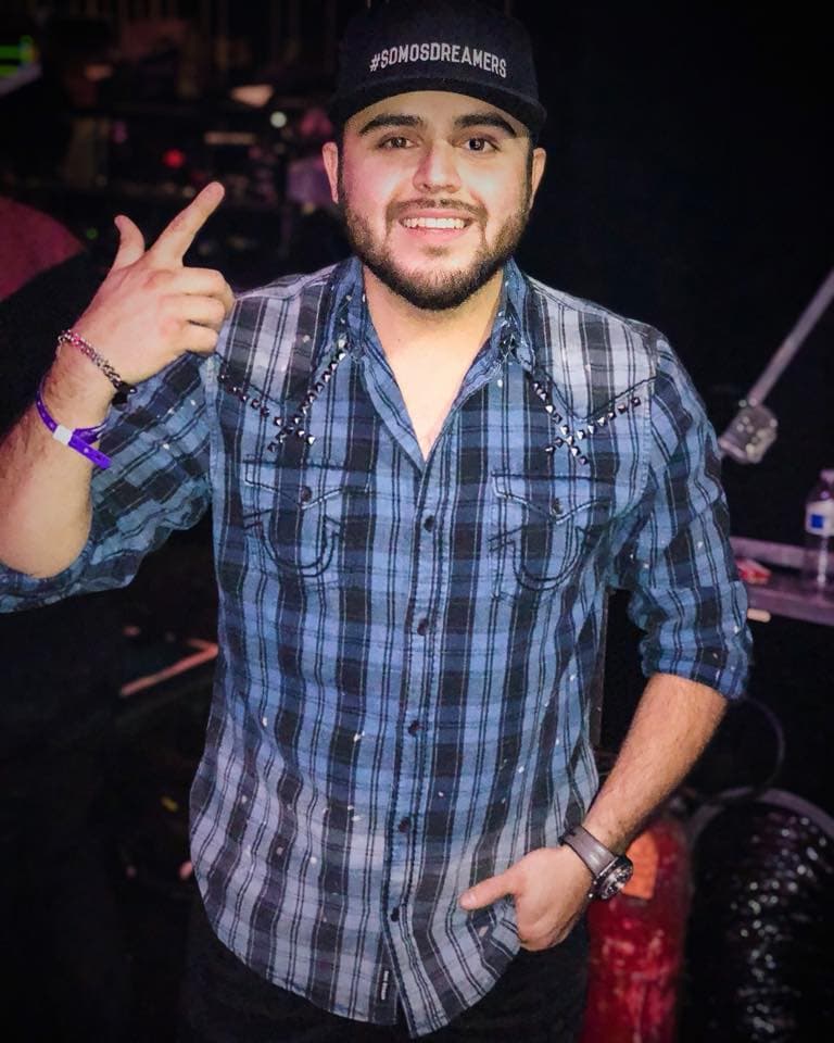 Gerardo, quien nació en Estados Unidos y conoce la lucha de los 'dreamers' por ser jóvenes exitosos, portó con orgullo su gorra.