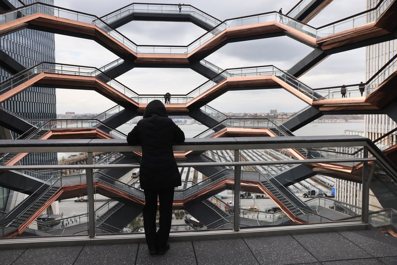 <b>Lo que dicen: </b>"Después de tres suicidios, ¿en qué momento la visión artística pasa a un segundo plano?" dijo Lowell Kern, quien preside la junta comunitaria que representa al vecindario. Kern y otros miembros del consejo piden a los promotores del Vessel elevar la altura de las barreras de la estructura.