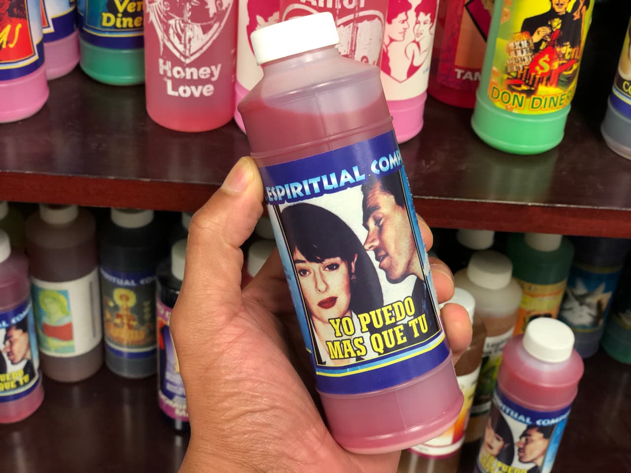 Cuando una persona le desea mal a otra, existen aguas espirituales que ofrecen revertirlo y se usa después de bañarse, también para preparar veladoras, incluso para rociar en las casas o negocios.