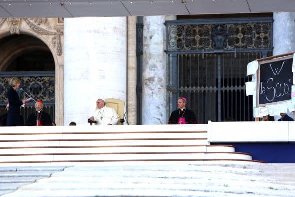 "Imitando a Jesús, cada pastor podrá ir delante para indicar el camino y sostener la esperanza del pueblo", afirmó ante los cientos de fieles que se congregaban en la Plaza de San Pedro.