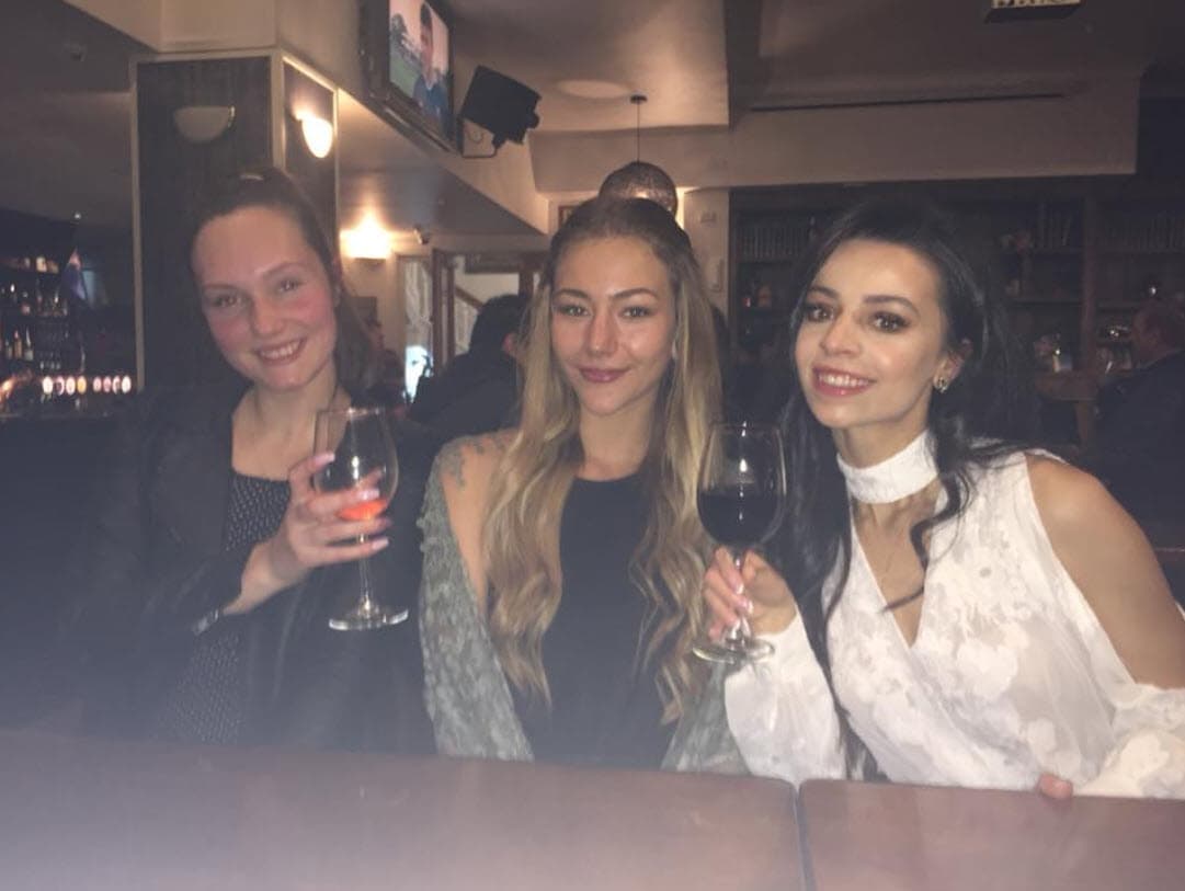 En entrevista con Stuff, Friis contó que a la temprana edad de 
<b>15 años decidió irse de casa para vivir con su novio</b>, mientras estudiaba mecánica.
<br>