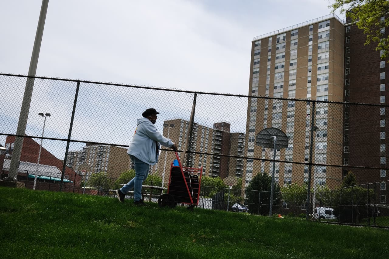 Una mujer camina el 19 de mayo en los alrededores del complejo de apartamentos Spring Creek Towers, ubicado en Brooklyn. Según los más recientes datos del Departamento de Salud de la ciudad de Nueva York, esta área se ha convertido en la m´ás afectada por el coronavirus.