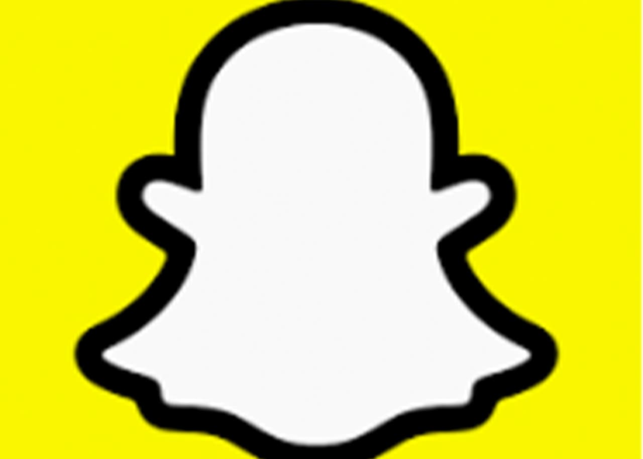 Snapchat es la app que los usuarios muchas veces usan con post que luego pueden avergonzarlos. Desde la Oficina del Alguacil comentan que es un mito que que lo publicado desaparece para siempre. No es así. Además, cualquier persona que tiene acceso a una imagen enviada por Snapchat puede tomarle una captura de pantalla.
<br>
<b>Es cierto que las políticas de privacidad han aumentado desde el 2013, pero el contenido de la app sigue siendo dudoso y a veces obceno</b>, según las autoridades.
