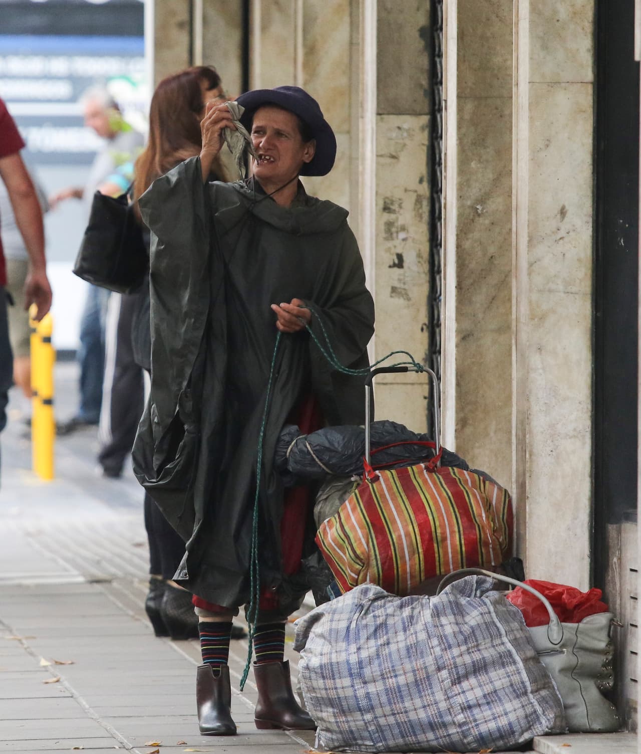 Por su parecido físico a Marcela, algunas personas especula que esta mendiga que deambula por la capital argentina es la mamá de Luis Miguel.