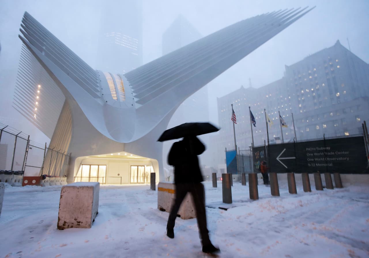 Se calcula que el este de Long Island soportará 40 centímetros (16 pulgadas) de nieve y que sufrirá apagones. El alcalde de Nueva York pidió a la ciudanía no salir si no es necesario.