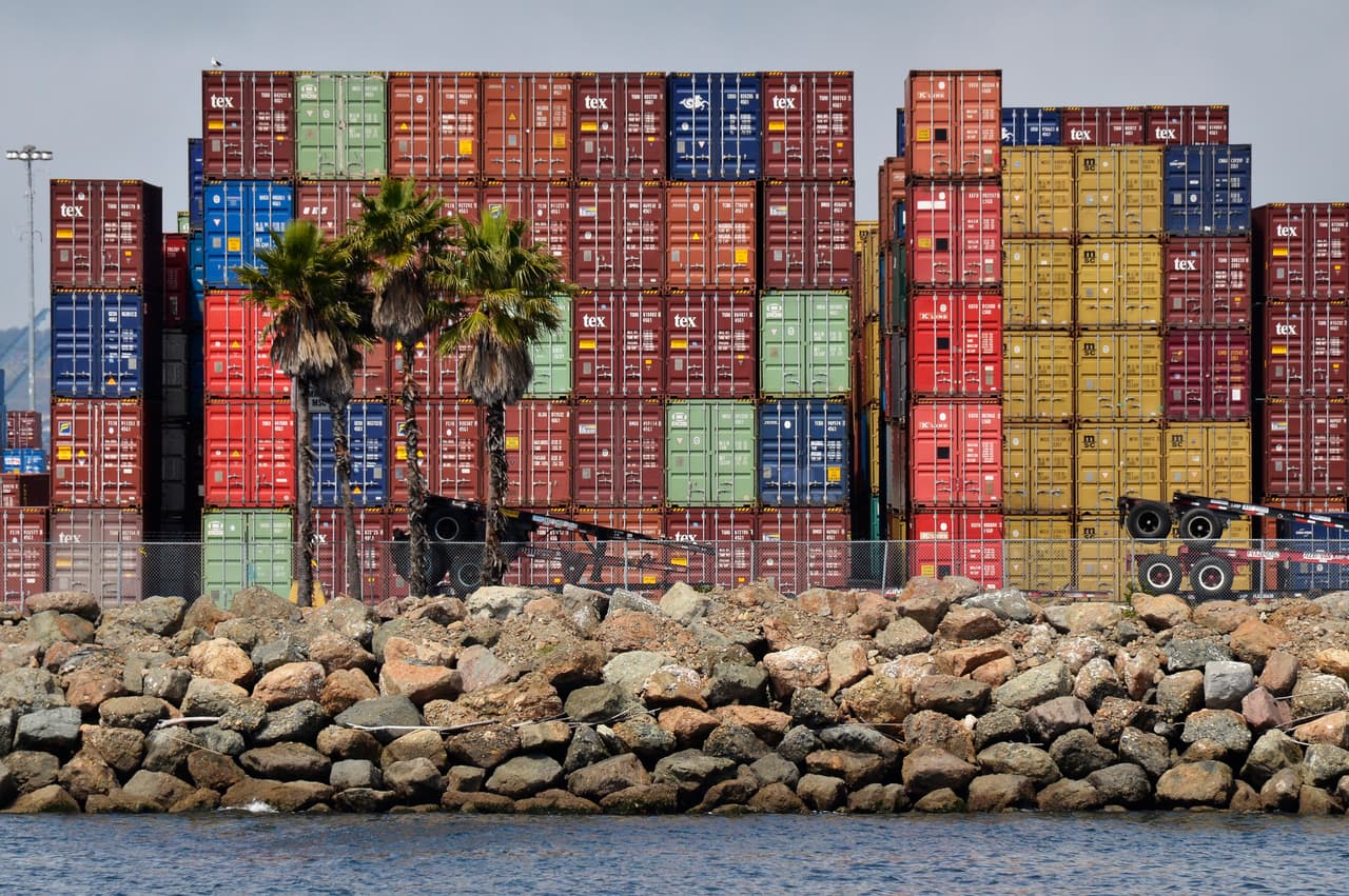 Por otra parte, los contenedores donde se almacenan los productos para ser transportados en los barcos están alcanzando precios muy altos.