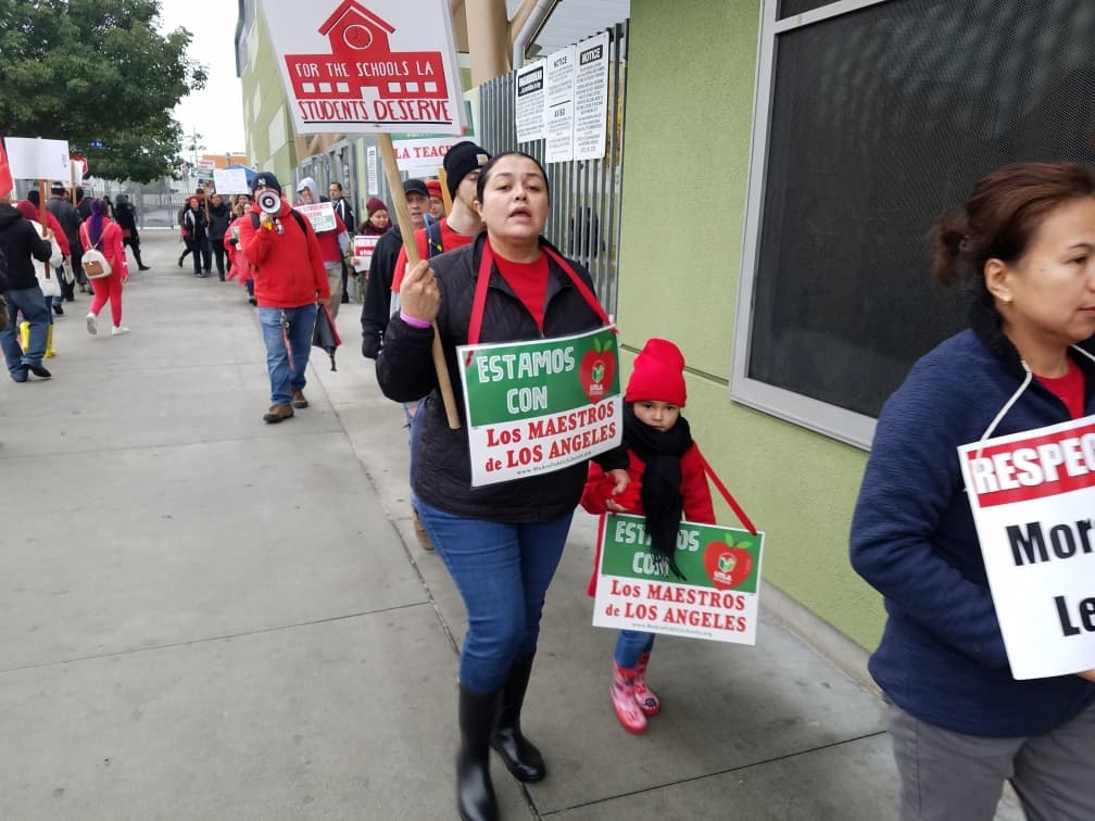 Los maestros están pidiendo un aumento salarial, clases más pequeñas y más personal de apoyo. Funcionarios escolares dicen que esto podría llevar al distrito a la bancarrota.
