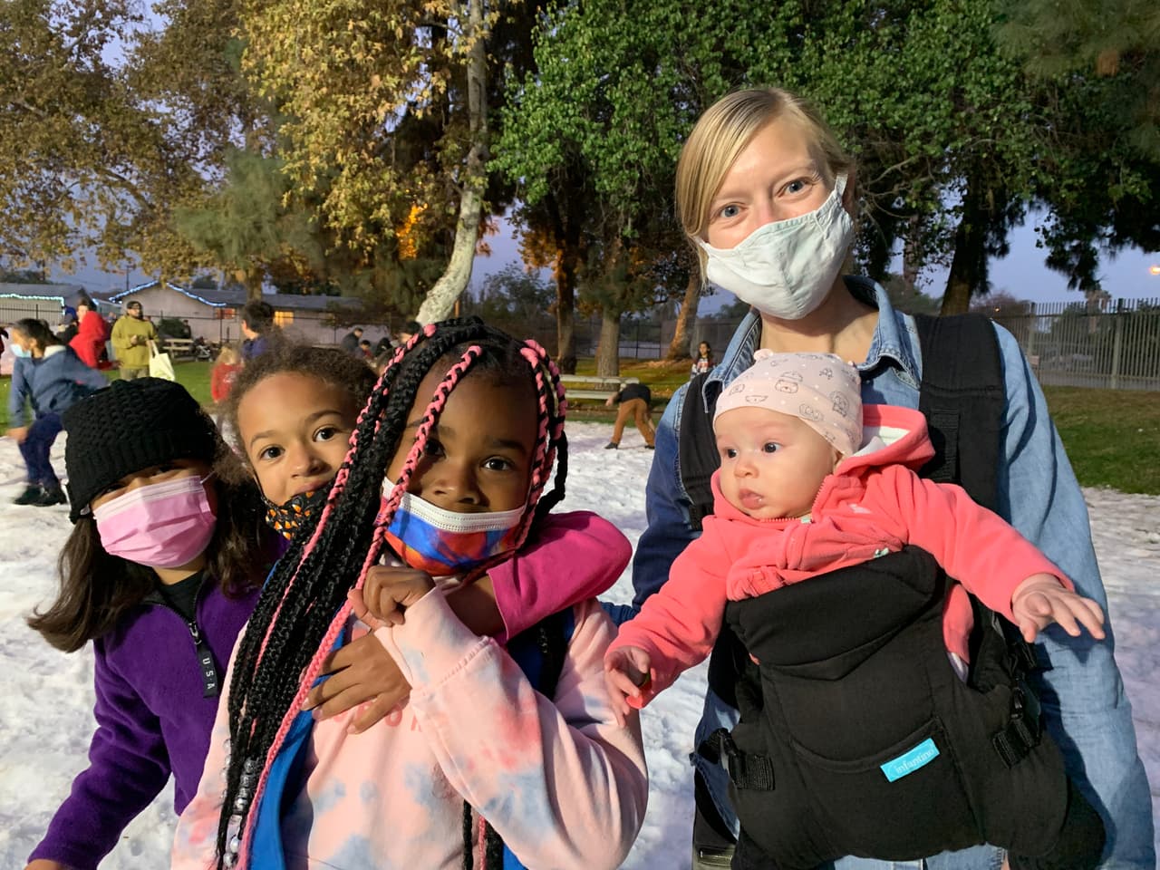 Desde inicios de diciembre, el programa de
<b> recreación llevará cerca de 80 toneladas de nieve a más de 20 parques públicos del condado</b> con actividades
<b>gratuitas</b> para las comunidades locales.