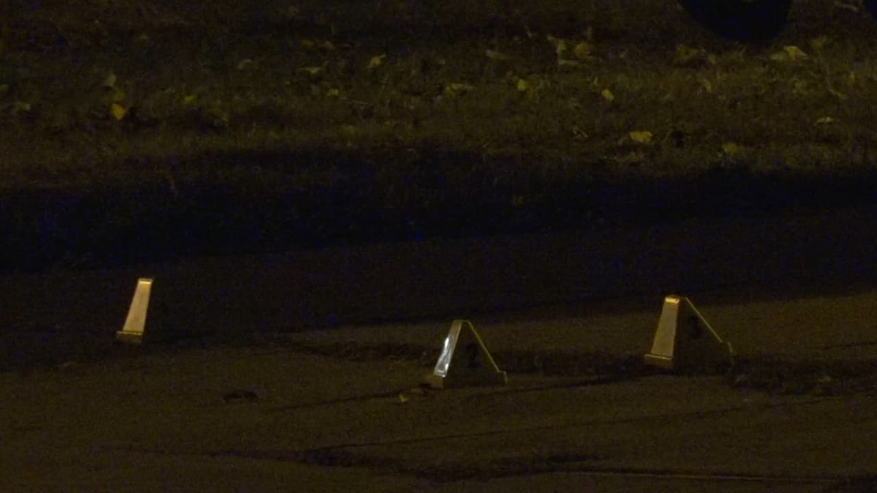 Al llegar al lugar, 
<b>los agentes se encontraron con una mujer que logró escapar de una casa por una ventana</b>, siendo rápidamente trasladada a un lugar seguro. Mientras conversaban con la víctima, 
<b>otra mujer salió de la vivienda y se acercó a los oficiales portando una pistola</b>.