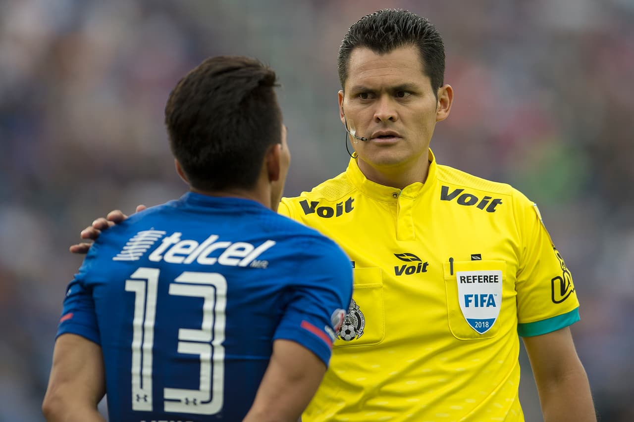 Jorge Antonio Pérez fue el árbitro central del encuentro y tuvo un partido complicado. Además del penal requirió de seis tarjetas amarillas y dos rojas durante los 90 minutos.