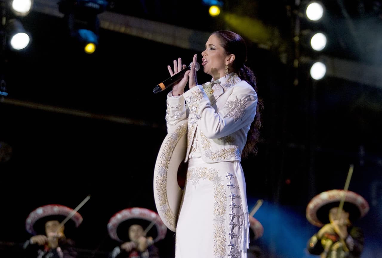 Además, la intérprete de 
<b><a href="https://www.youtube.com/watch?v=as2sx4q549I">'Ya no'</a></b> comentó que no le gusta lucir más joven, sino que quiere mostrar los años que tiene.