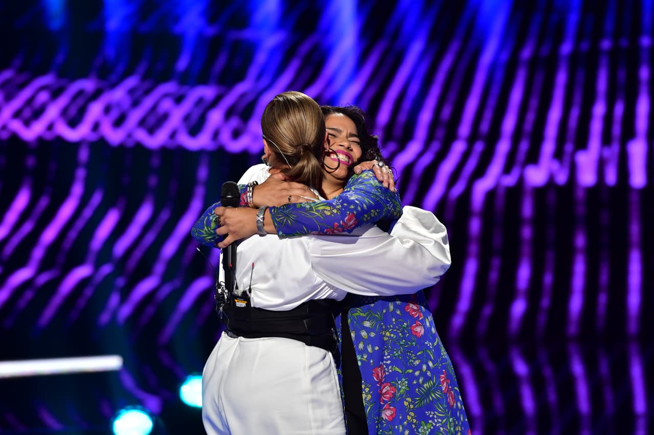 Al concluir la canción, Bárbara invitó a Olga a dejar su lugar de juez y subir a cantar con ella al escenario. Juntas interpretaron el tema 'Mi eterno amor secreto'.