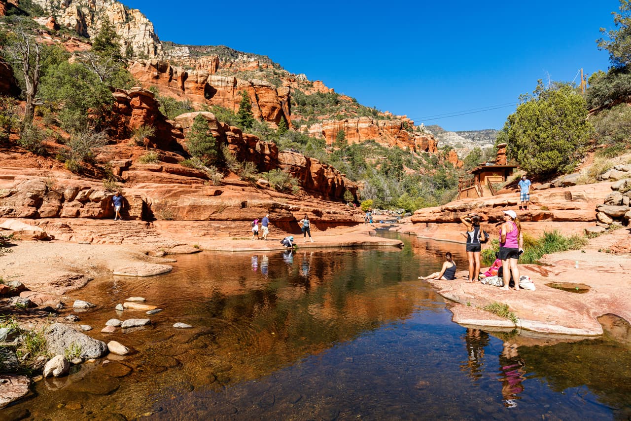 <b>Arizona.</b>
<br>
<br>
<b>Slide Rock State Park </b>Con sus toboganes de agua de roca natural en Oak Creek Canyon es un popular destino turístico cerca de Sedona. El pozo de natación presenta los colores contrastantes de las formaciones rocosas rojas y las aguas azules claras. Hay muchas piscinas para elegir con diferentes profundidades
<b>que se adaptan para niños o adultos. </b>Slide Rock está rodeado de hermosos paisajes del Parque Estatal Slide Rock, lo que hace que toda la experiencia sea única.