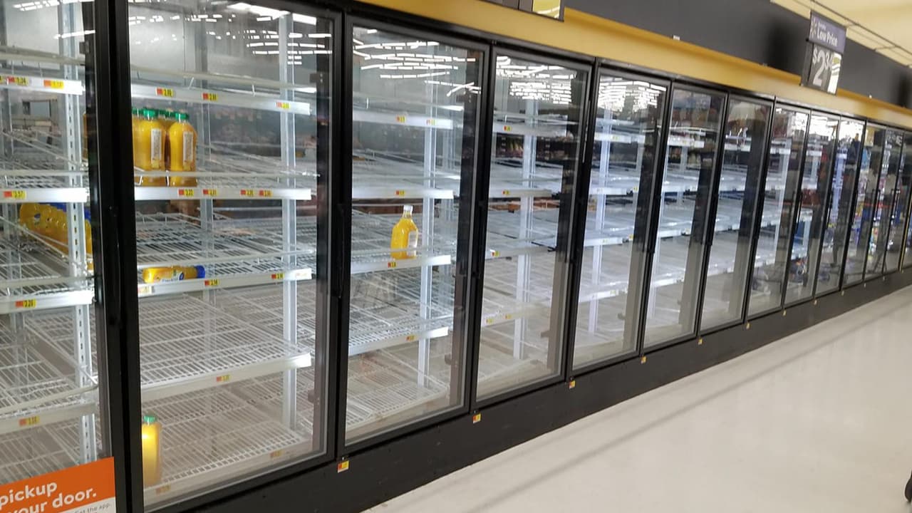 Imelda Meza indica en su publicación: "No hay como prepararse ,todos los estantes están vacíos en tiendas y Walmart, HEB, Fiestas, por dar algunos ejemplos".