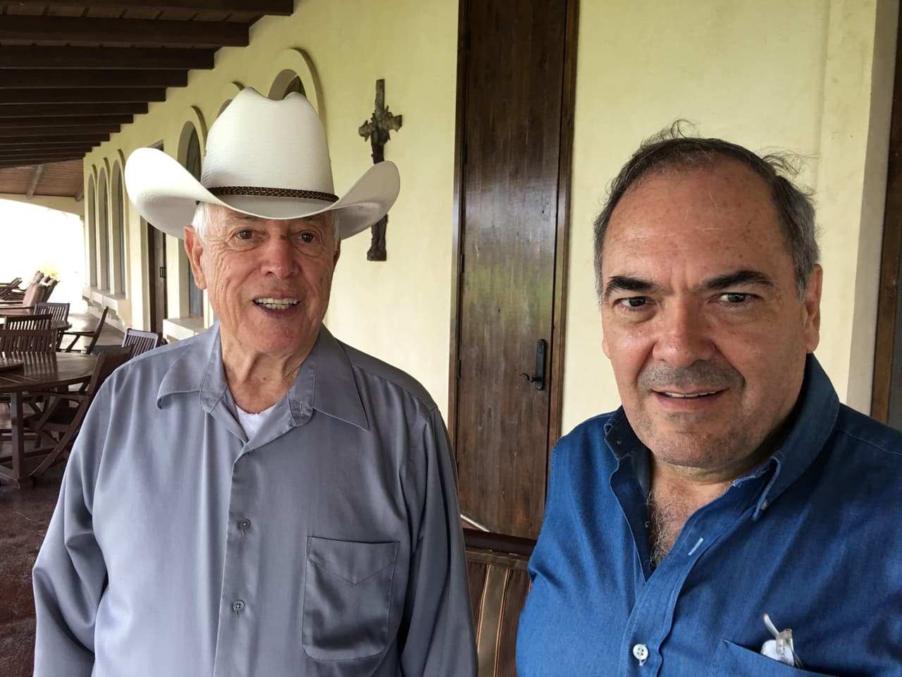 Jiménez ha sido invitado en la casa de Cisneros en Texas en varias ocasiones. "Nos hemos hecho muy buenos compañeros, yo lo considero casi como un hijo", dice Cisneros, quien recientemente celebró su 56º aniversario de bodas y tiene hijos propios. Cuando se le pregunta qué siente hacia Cisneros, el capitán panameño se emociona.