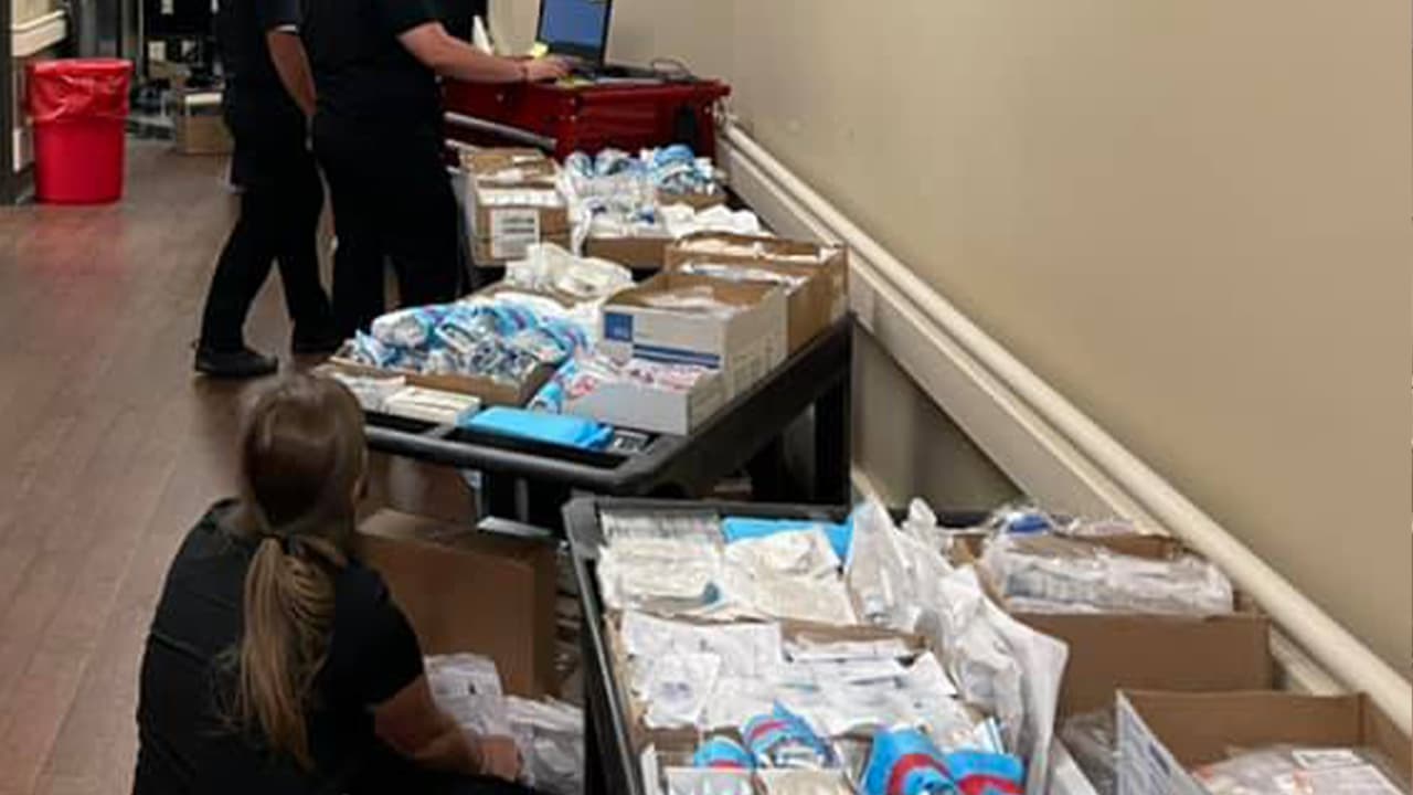 Las personas con más de 65 años, obesas, embarazadas, que tienen enfermedades renales crónicas, diabetes, inmunosupresores, problemas cardiovascular, anemia y trastornos neurológicos, pueden calificar para recibir el tratamiento. Su médico puede revisar su situación y ayudar a determinar si califica. Si es necesario, pueden 
<b><a href="https://www.setrac.org/wp-content/uploads/2021/08/Statewide-RIC-Infusion-Referral-Form.pdf?fbclid=IwAR2fvb-XIVoVehURSaxcyASWCpZoXxuwOALseVsLaLZ4hOkiJdi_1W7ORf4" target="_blank">canalizarlo a este centro</a></b>, aseguró el juez.