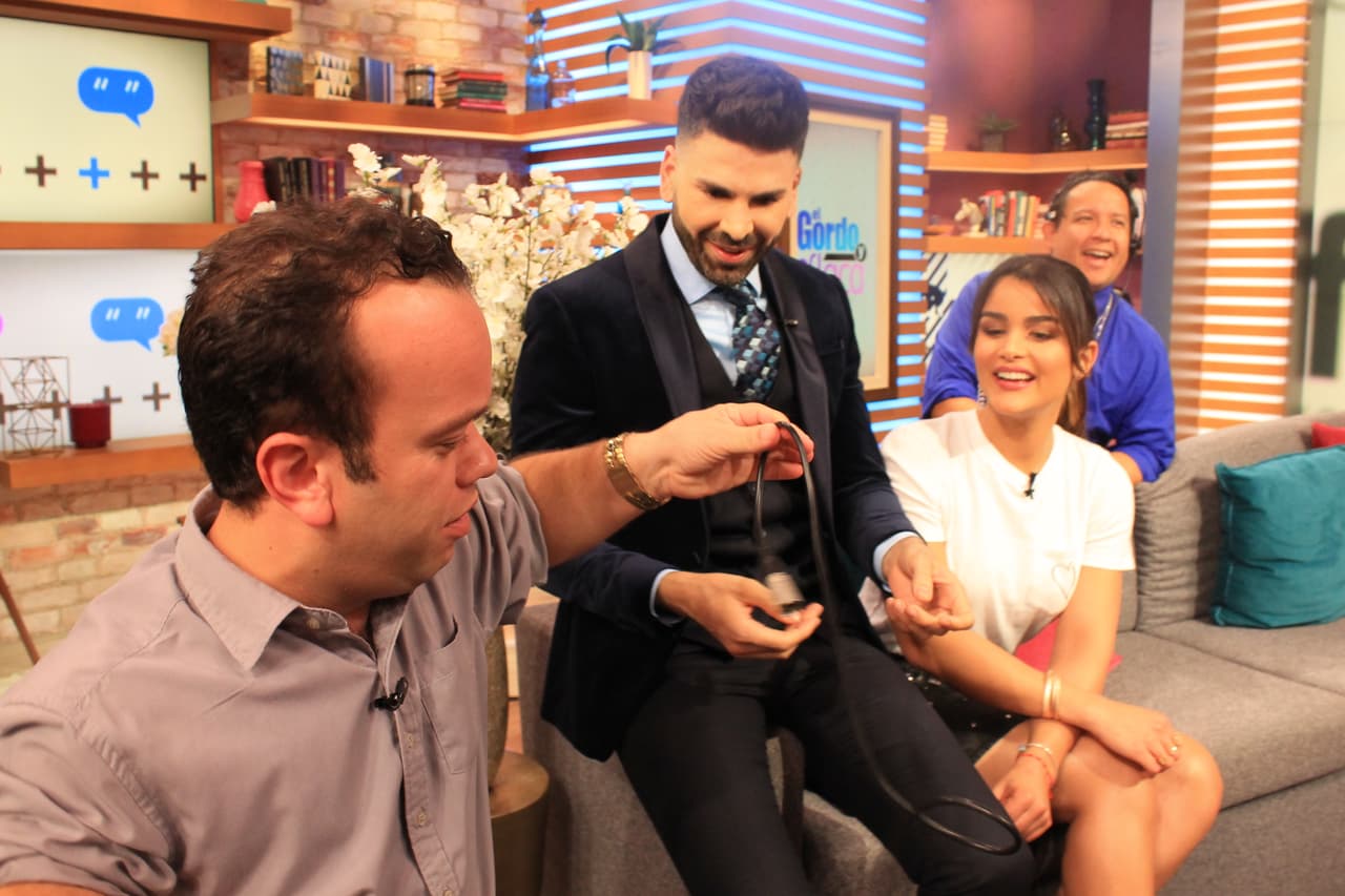 Además de reibirlo con el humor que lo caracteriza, le dio un regalo especial.