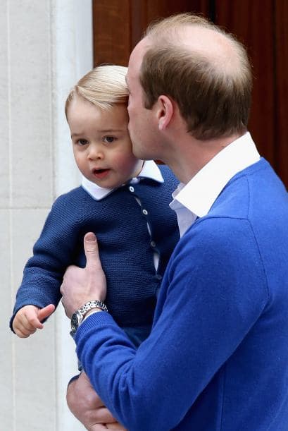 Recibiendo un besito de su papá.