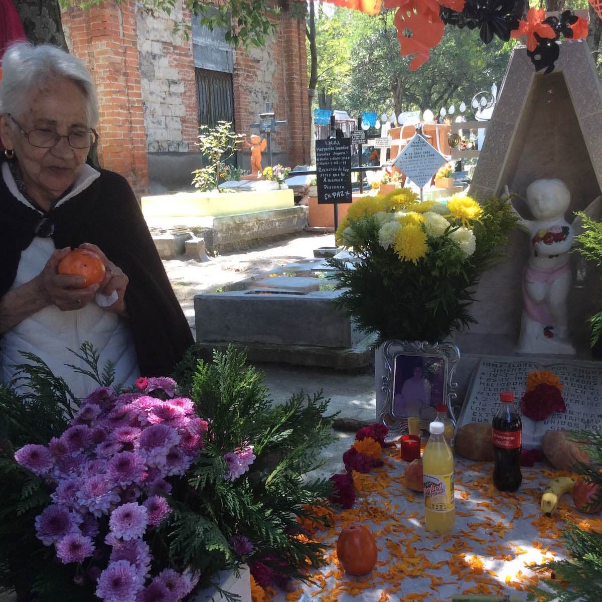 En contraposición a otras partes del mundo, en México la muerte se vive con colores vivos, música y comida