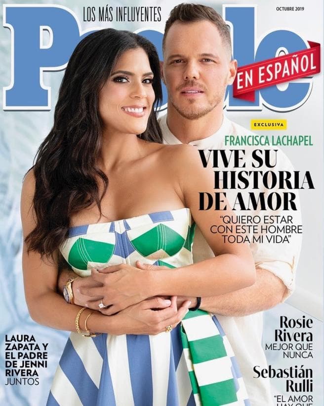 Una de ellas fue la bella sesión de fotos que tuvieron para la portada y la entrevista de la revista People en Español, la cual comentaron que disfrutaron al máximo, en ella no pudo faltar el brillante anillo con el que se prometieron amor.