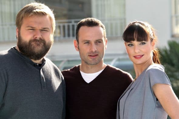 Sarah posa con Andrew Lincoln (Rick) y el creador de "The Walking Dead", Robert Kirkman. Mira aquí los videos más chismosos.