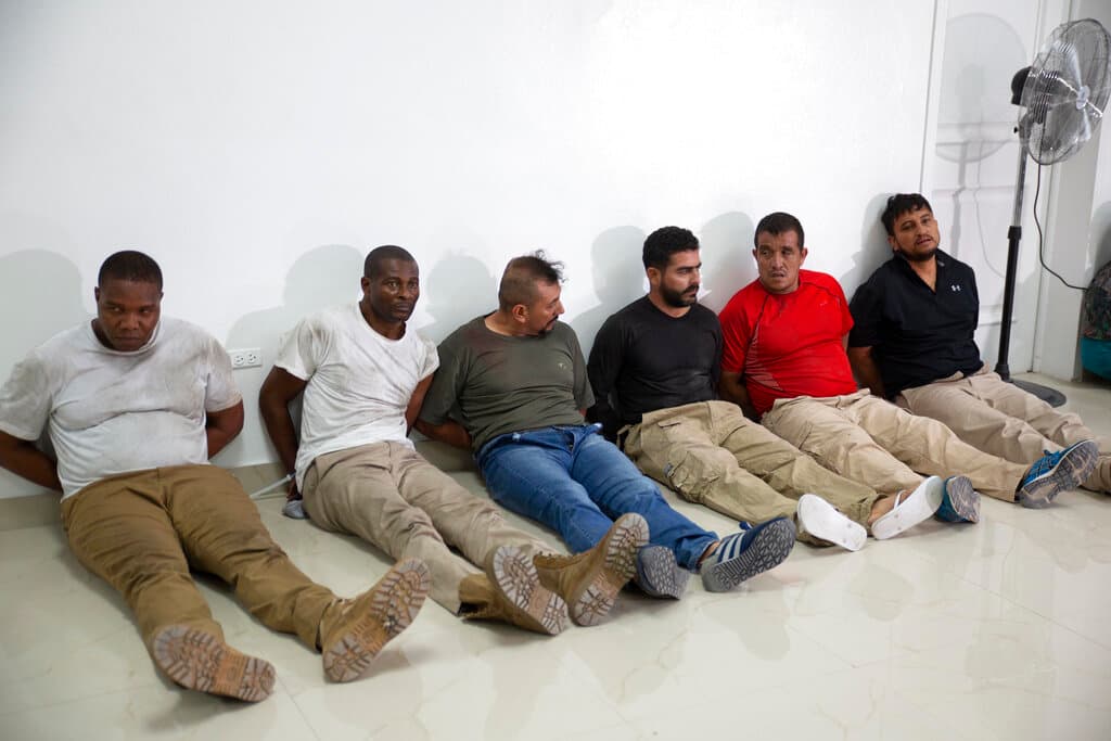 James Solages, en el extremo izquierdo, al lado de Joseph Vincent, dos de los haitianos-americanos detenidos en Haití juntos con varios exsoldados colombianos, en relación con el asesinato del presidente Jovenel Moise.