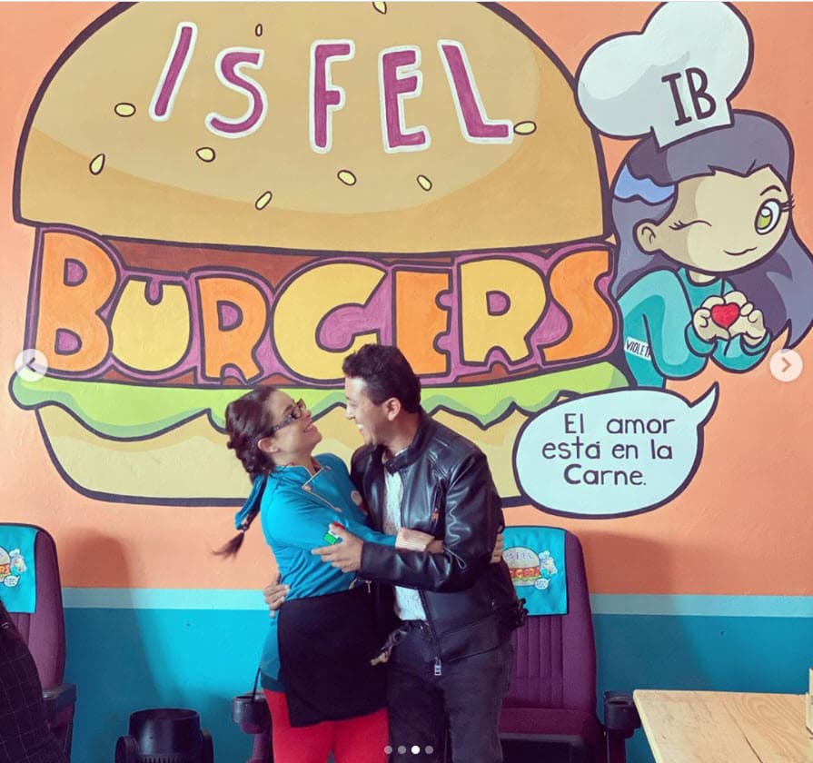 "Hay veces que no puedo estar en el restaurante y debo venir a trabajar como actriz, a pesar de que no estoy, la gente va porque le gusta la comida", contó. 
<br>