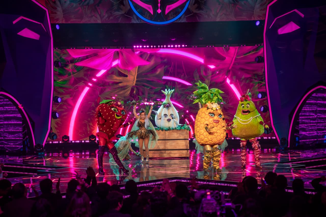 Las frutas y el ajo fueron las primeras en aparecer en escena y nos regalaron un divertido programa de revista, en el que dieron algunas pistas para los investigadores. 
<br>
<br>‘Xt4s1s’ de Danna Paola fue la canción con la que las integrantes de Huacal se presentaron en este séptimo episodio.