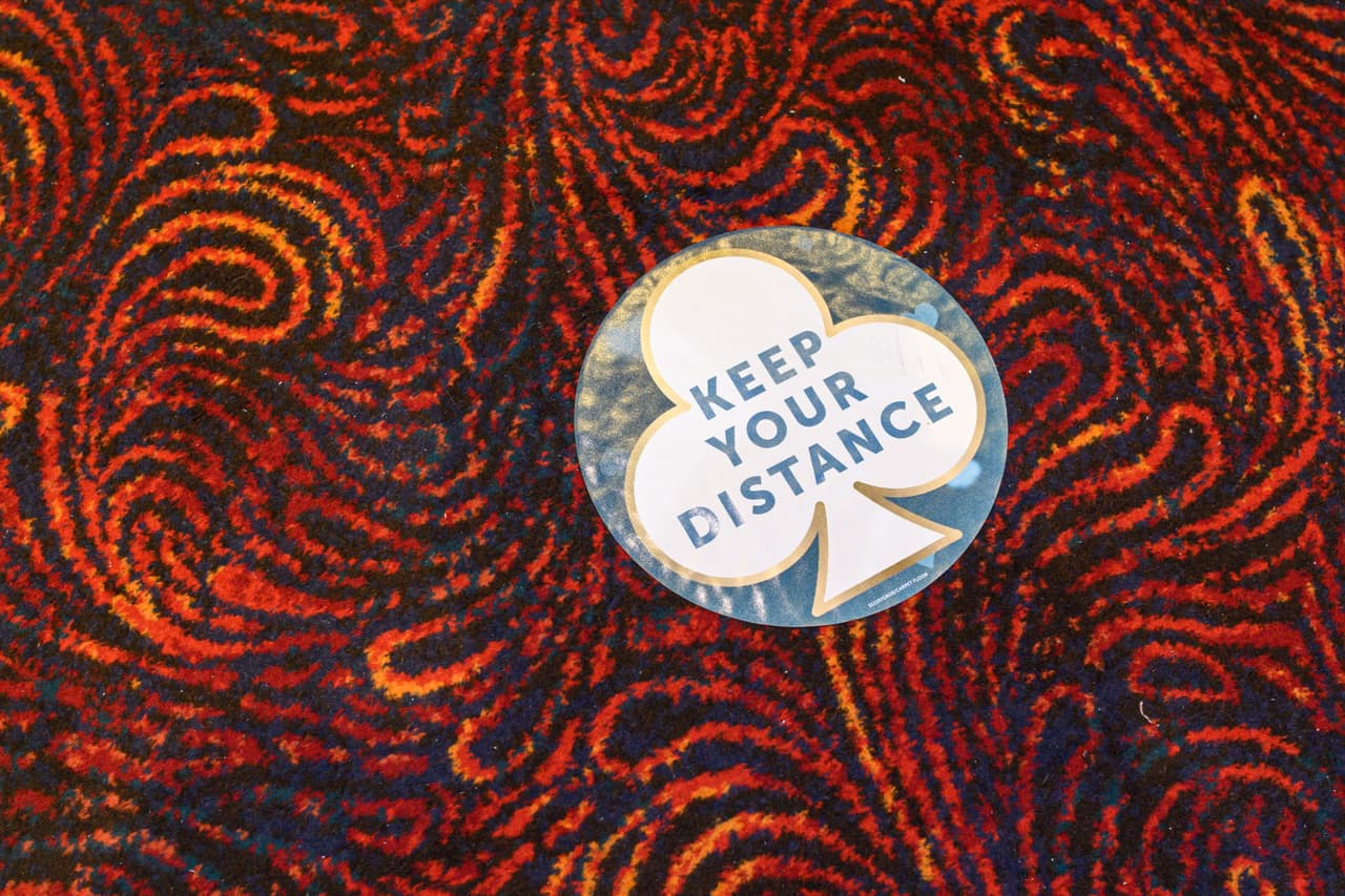 Pero Abbott también dijo en su orden que los bares en las regiones del estado que cuentan con altas hospitalizaciones por coronavirus no podrán reabrir.
<br>