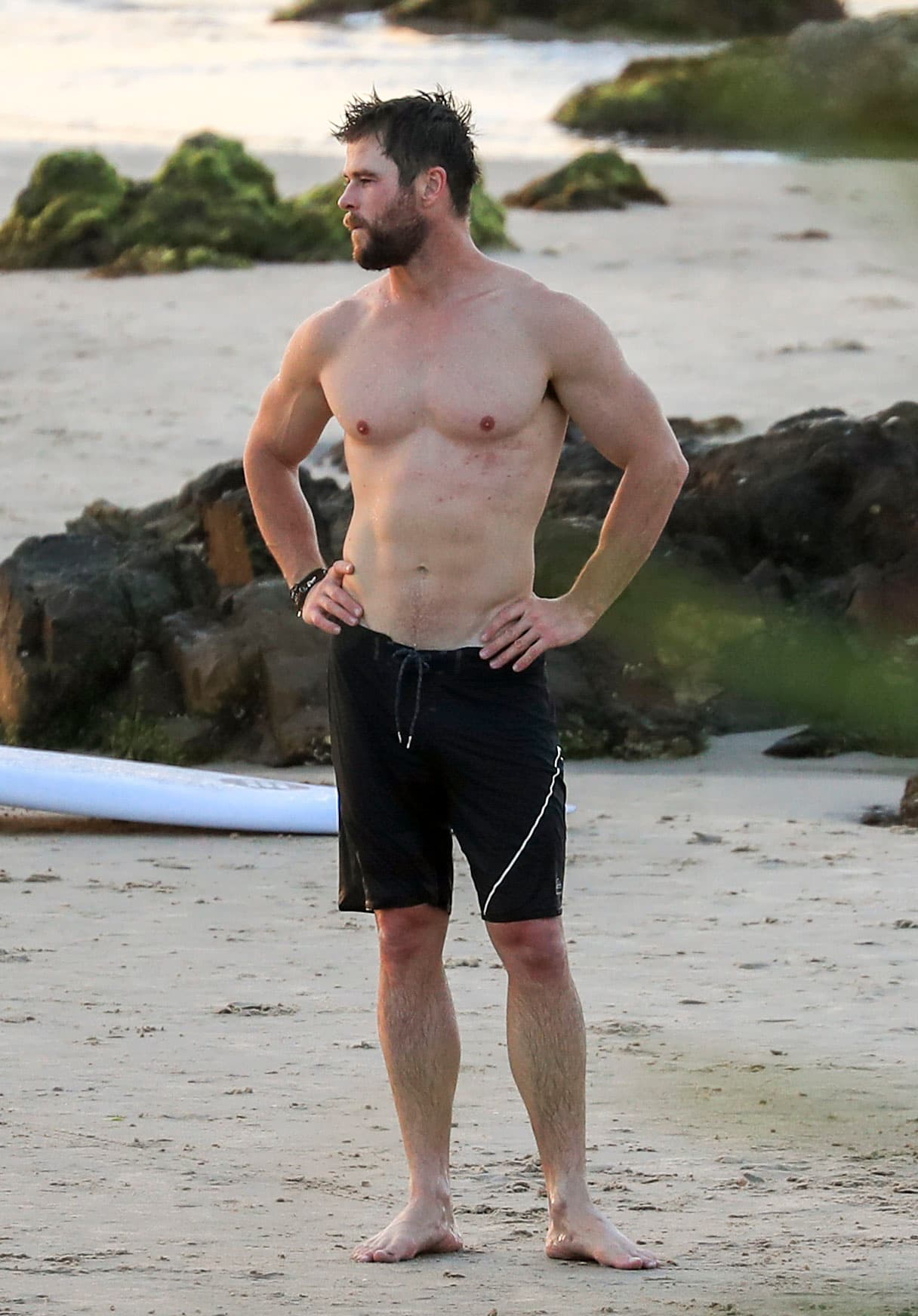 Chris Hemsworth dejó ver su trabajado físico en la playa. ¡Uff!