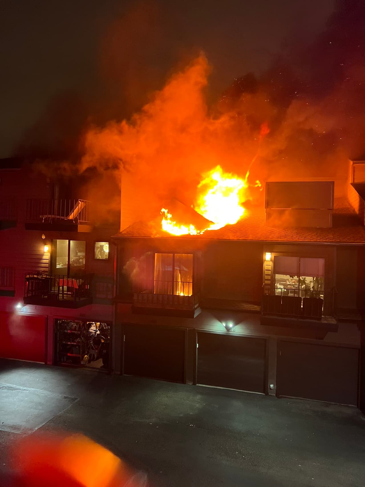 Al menos 15 personas se quedaron sin hogar tras el incendio de varias unidades en un edificio de departamentos en el centro de Austin.