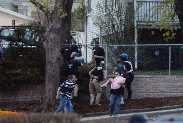 La policía confirmó vía Twitter, la detención del segundo sospechoso de los atentados del pasado lunes en el maratón de Boston (EE.UU.) y que había sido acorralado en el barrio de Watertown. "CAPTURADO!!! La caza se ha acabado. La búsqueda ha terminado. Se acabó el terror. Y la justicia ha ganado. El sospechoso está bajo custodia", se lee en el tuit de la policía de Boston. A lo largo de toda la jornada un extraordinario despliegue policial había perseguido a Dzhokhar Tsarnaev, un joven de 19 años de origen chechén, presunto coautor de los atentados. Según el diario Boston Globe, Tsarnaev fue capturado después de un tiroteo en el que resultó herido, por lo que está siendo trasladado al Hospital Mount Auburn de Cambridge. Un oficial le dijo al diario que el joven, de 19 años, se encuentra consciente. La noticia de su captura fue acogida con aplausos por el público que salió de sus casas.
