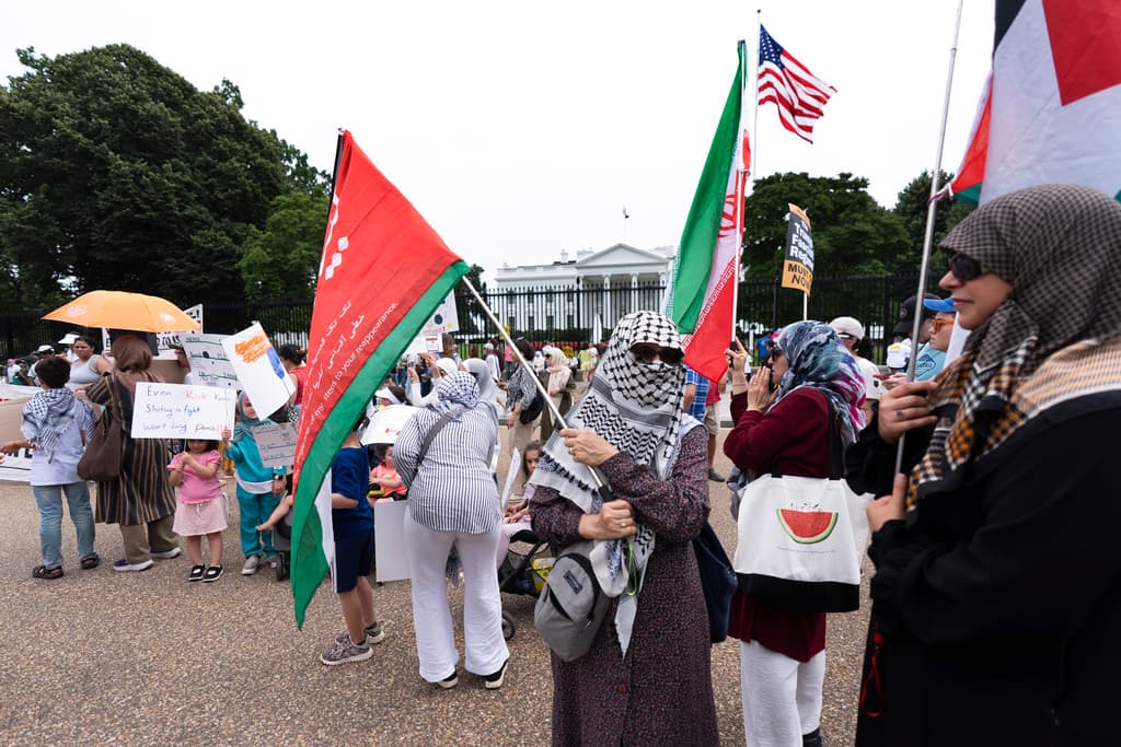 A la manifestación frente a la Casa Blanca, en Washington DC, llegaron mujeres nacidas en Irán cuyos hijos son nacidos en suelo estadounidense. No quisieron ser identificadas, pero sí expresaron sus deseos de evitar el sufrimiento con una guerra entre ambas naciones.