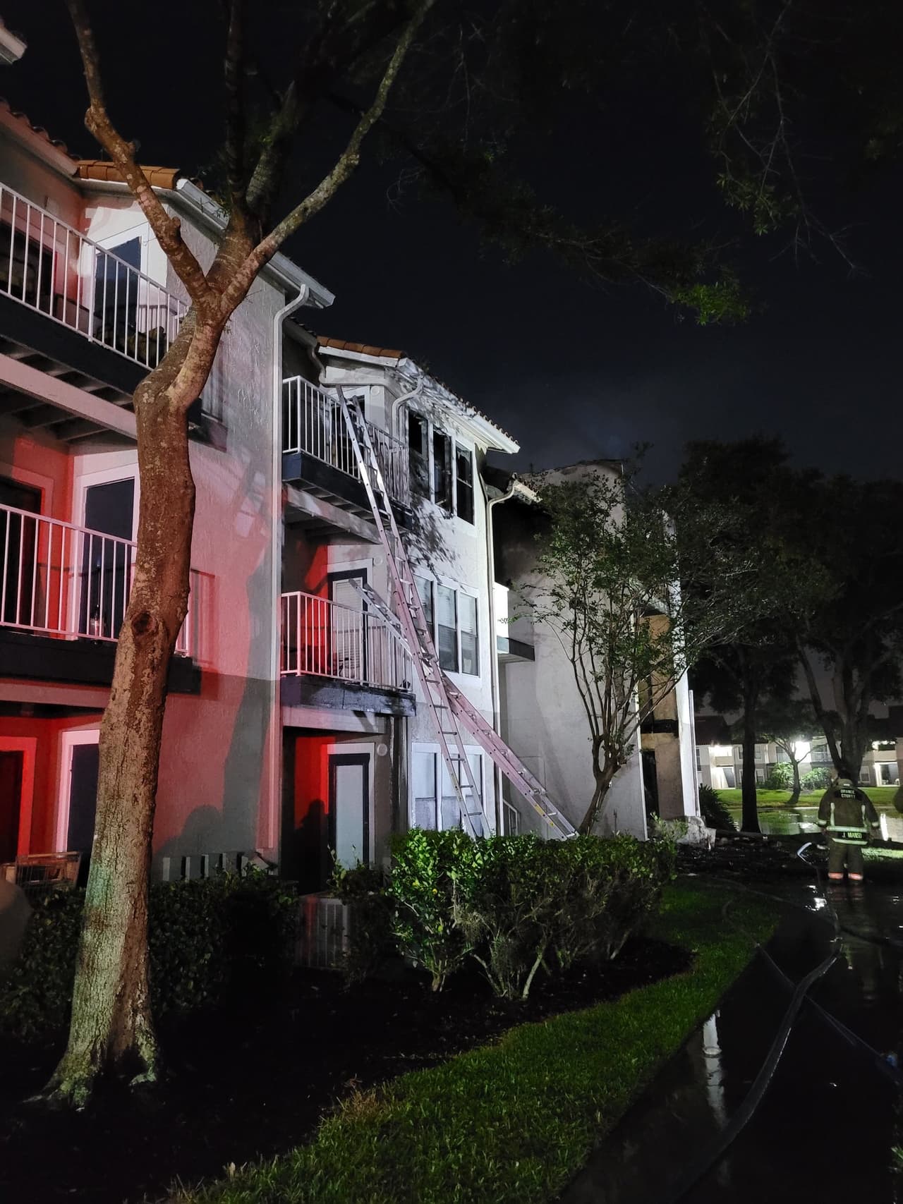 Un total de 24 viviendas fueron desalojadas debido al incendio en el condominio Isles at East Millenia en Orlando.