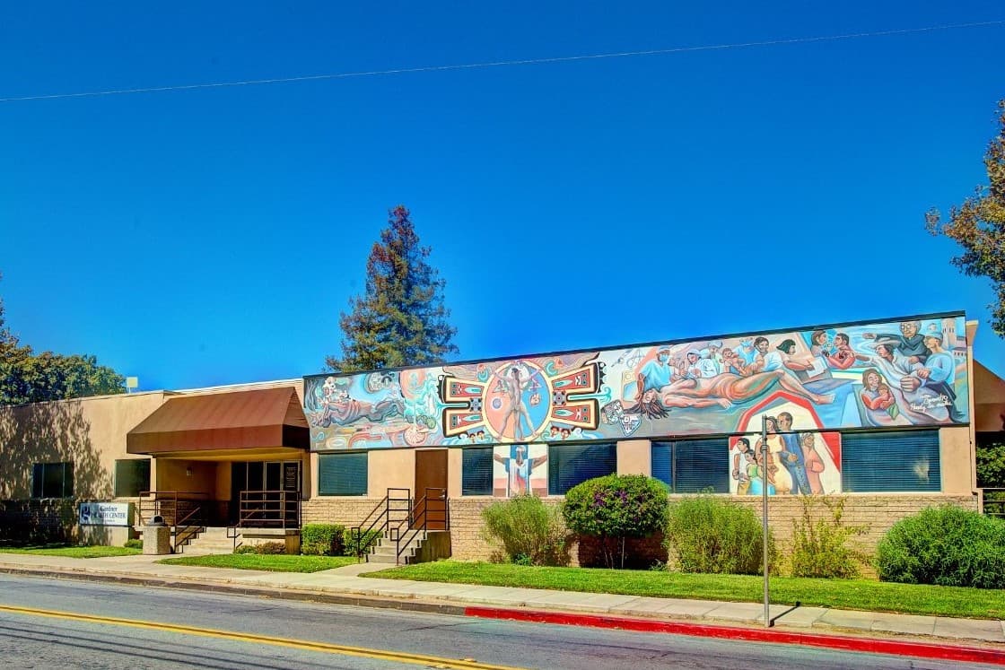 Esta clínica de Gardner Health Services tiene un mural que refleja a los hispanos que allí se atienden.