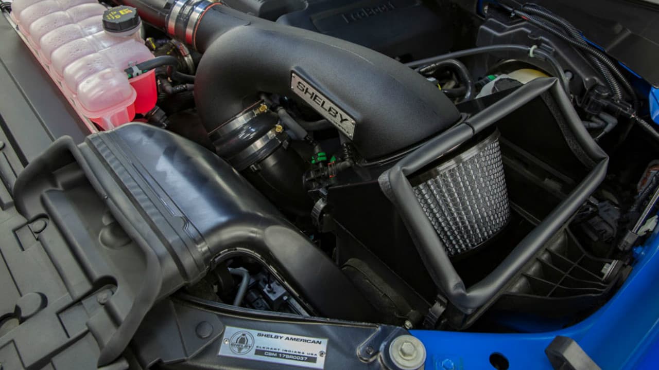 Los ingenieros de Shelby se encargaron de modificar el poderoso motor
<b>Ecoboost V6 3.5 litros</b> de Ford y dejarlo con una potencia de
<b>525 caballos de fuerza y un torque de 610 libras pie de torque</b> (un aumento de 75 hp y 100 lb-pie respecto a la Raptor). Para ello se agregó un nuevo sistema de enfriamiento, filtro de aire de mayor flujo y un intercooler de aluminio de altas prestaciones. Conserva la
<b>transmisión automática</b> de 10 velocidades.