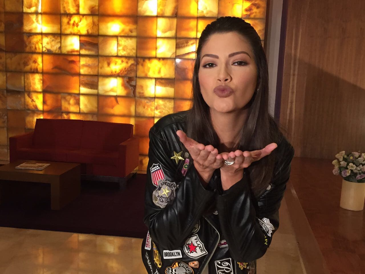 Ana Patricia aprovechó para mandar besos a todos la que desde ya la apoyan para Mira Quién Baila.