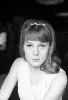 La hermosa Francoise Dorléac, hermana de Catherine Deneuve, tenía su propia y rutilante carrera como actriz en Francia, dirigida por maestros como Jacques Demy, Francois Truffaut o Polanski, y estaba por internacionalizarse, cuando se mató en un brutal accidente de carretera en 1966, quedando su cadáver calcinado e irreconocible.
