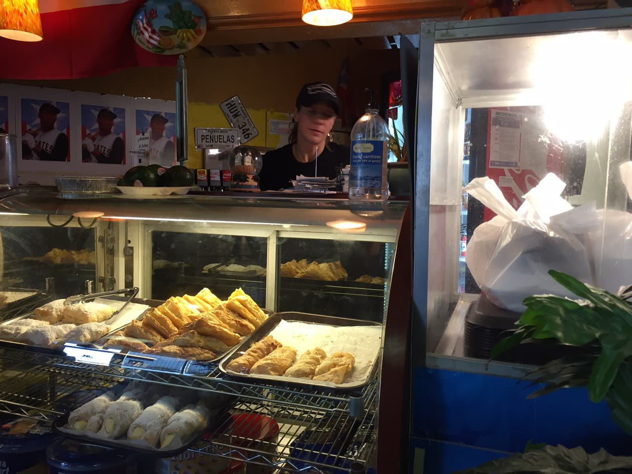 El miércoles eran pocos los clientes de Raquel en su restaurante puertorriqueño. Cree que muchos de los boricuas que suelen ir estaban en sus hogares, preocupados por sus seres queridos.