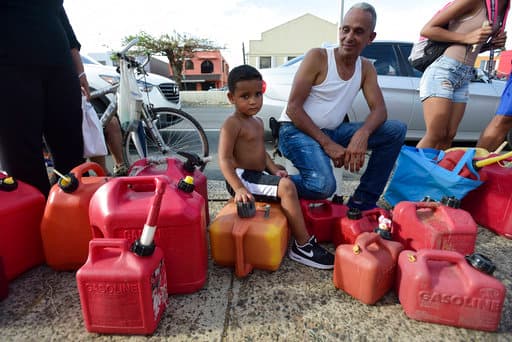 Un niño acompañaba a su tío a buscar gasolina en Carolina, tras el paso del huracán María que dejó a los pueblos sin agua, teléfono o electricidad.