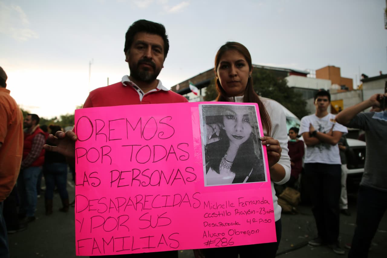 Montserrat Rayón busca a su prima Michelle Fernanda Castillo Rayón de 23 años. “Me dan ganas de subirme entre los escombros e ir a buscarla”, dice Montserrat, llena de impotencia.
<br>